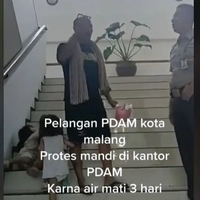 Protes Air Mati 3 Hari di Rumahnya, Pria Boyong Anak Istri Mandi di Kantor PDAM