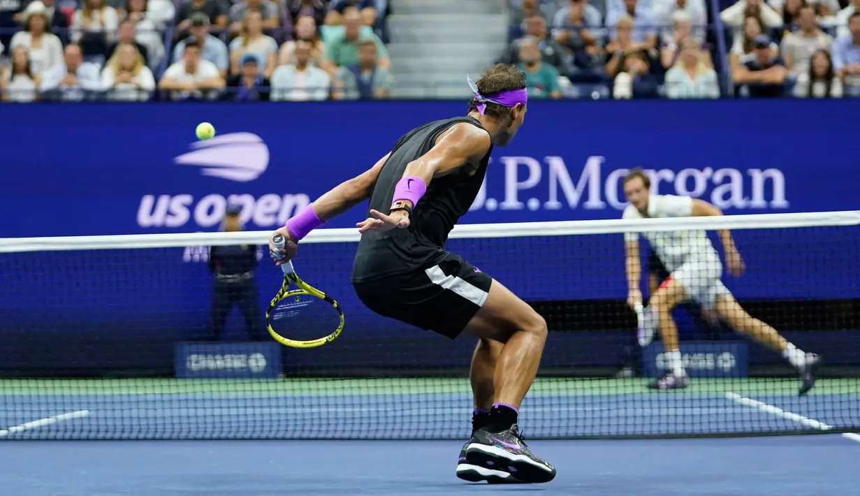 Petenis Spanyol, Rafael Nadal mengembalikan tembakan ke Daniil Medvedev dari Rusia pada babak final AS Terbuka 2019 di New York, Minggu (8/9/2019). Nadal menjadi juara melalui pertarungan lima set 7-5, 6-3, 5-7, 4-6, dan 6-4. (AP Photo/Eduardo Munoz Alvarez)