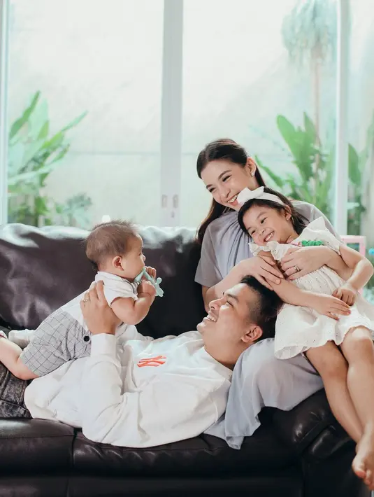 Tak hanya ganteng dan romantis, ternyata Glenn Alinskie merupakan sosok kepala rumah tangga yang perhatian dan mau mengurus buah hatinya. (Foto: instagram.com/glennalinskie)