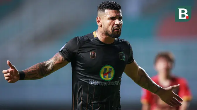<p>Pemain Barito Putera, Renan Da Silva Alves melakukan protes terhadap wasit saat laga pekan ke-7 BRI Liga 1 2022/2023 antara Rans Nusantara FC melawan Barito Putera di Stadion Pakansari, Bogor, Senin (29/8/2022). (Bola.com/Bagaskara Lazuardi)</p>