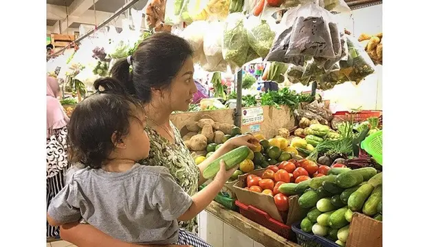 Gaya OOTD 10 Seleb saat Belanja di Pasar Ini Curi Perhatian, Ada yang Tampil Stylish