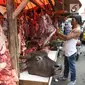 Pedagang musiman memotong daging sapi dan kerbau di Pasar Ciledug, Tangerang, Rabu (13/6). Pada H-2 Idul Fitri, harga daging sapi mengalami kenaikan hingga mencapai Rp 140 ribu per kilogram. (Liputan6.com/Angga Yuniar)