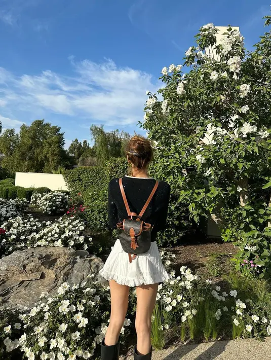 Model rambut bun berponi dan riasan tipis bikin penampilannya semakin imut layaknya boneka. [Foto: IG/lalalalisa_m].