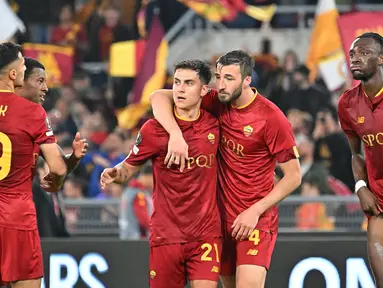 Pemain AS Roma, Paulo Dybala (tengah kiri) dan Bryan Cristante ikut merayakan gol yang dicetak oleh Edoardo Bove pada laga leg pertama semifinal Liga Europa 2022/2023 melawan Bayer Leverkusen di Olympic Stadium, Roma, Jumat (12/05/2023) WIB. Pertandingan dimenangkan oleh AS Roma dengan skor 1-0. (AFP/Alberto Pizzoli)