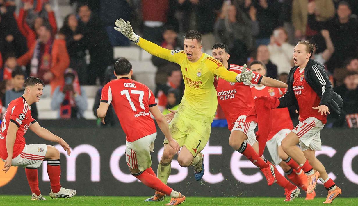 Kiper Benfica asal Ukraina, Anatoliy Trubin (tengah) merayakan golnya selama pertandingan pekan ke-8 Liga Champions 2025-2026 melawan Real Madrid di Estadio da Luz, Lisbon, Rabu (28/1/2026) waktu setempat atau Kamis (29/1/2026) dini hari WIB. Usai mencetak gol yang menyudahi perlawanan Real Madrid pada laga pekan ke-8 Liga Champions 2025-2026 di Estadio da Luz, Lisbon, Rabu (28/1/2026) waktu setempat atau Kamis (29/1/2026) dini hari WIB, nama Anatoliy Trubin langsung menjadi sorotan. (PATRICIA DE MELO MOREIRA/AFP)