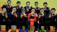 Ekspresi tim putra Indonesia setelah memenangi Kejuaraan Bulutangkis Asia Beregu 2018 di Alor Setar, Malaysia, Minggu (11/2/2018). (PBSI)