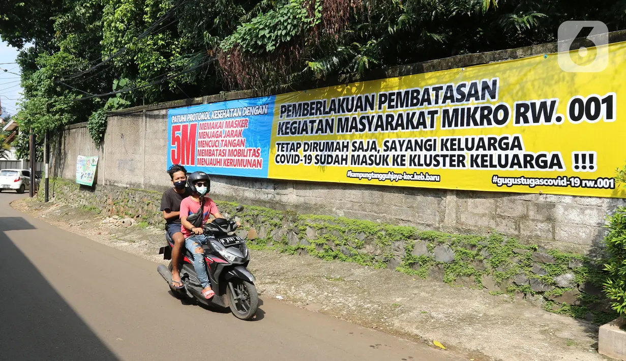 Pengedara motor melintas di kasawan Nipah, Jakarta, Selasa (2/03/2021). Data 21 Februari 2021, DKI Jakarta berhasil keluar dari zona merah Covid-19 yang dilaporkan Satuan Tugas Penanganan Covid-19 melalui covid19.go.id, pada Selasa (2/3) dan diperbarui secara mingguan. (Liputan6.com/Herman Zakharia)