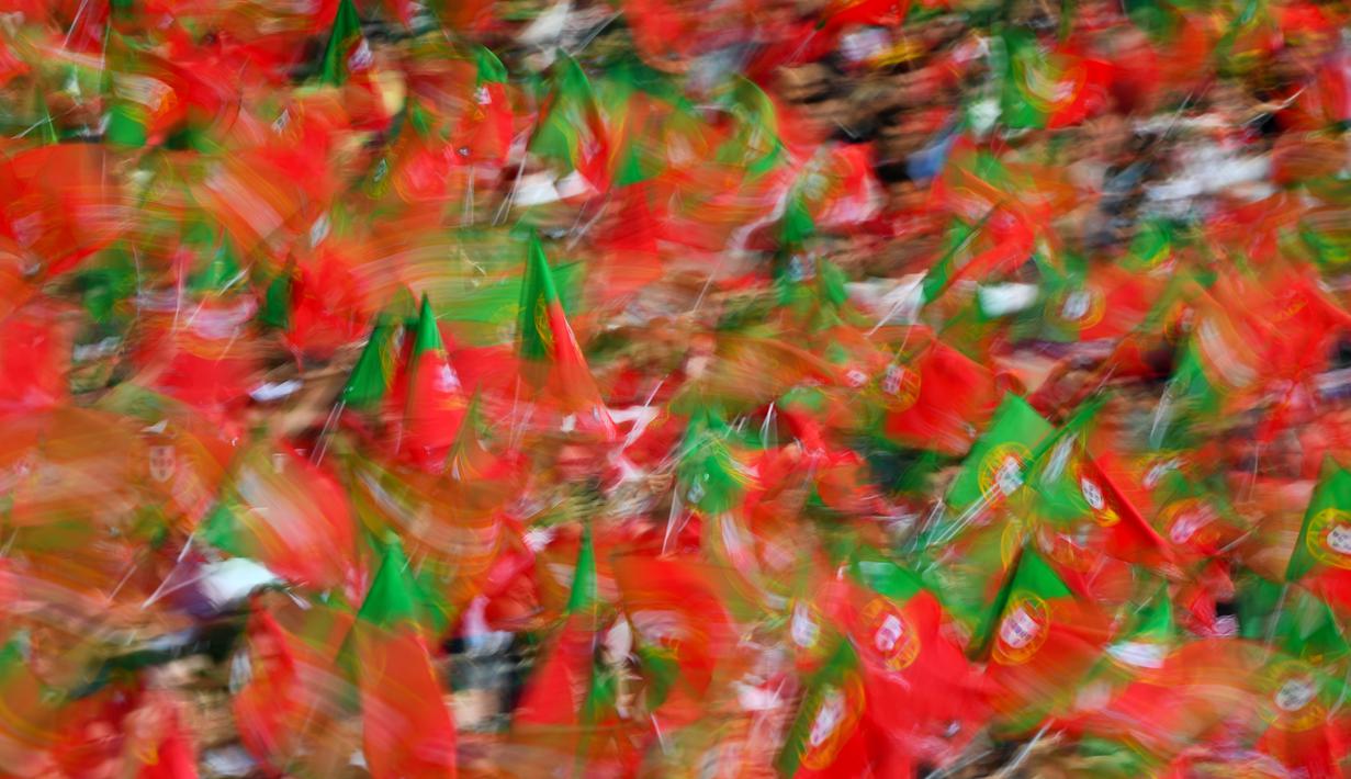 Suporter Portugal merayakan gelar juara UEFA Nations League setelah mengalahkan Belanda pada laga final di Stadion Dragao, Porto, Minggu (9/6). Portugal menang 1-0 atas Belanda. (AFP/Patricia De Melo)