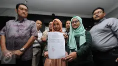 Juru Bicara TemanAhok, Amalia Ayuningtyas (kedua kanan) memegang tanda terima pengajuan judicial review di gedung Mahkamah Konstitusi, Jakarta, Jumat (17/6). Judicial Review terkait UU Pilkada yang direvisi DPR. (liputan6.com/Helmi Fithriansyah)