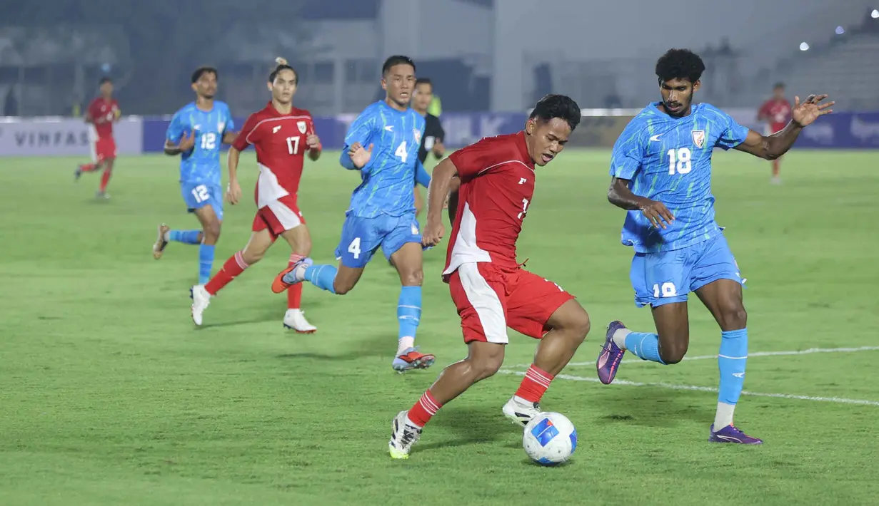 Tim racikan pelatih Indra Sjafri sempat kesulitan untuk keluar dari tekanan pemain India. (Bola.com/Muhammad Iqbal Ichsan)