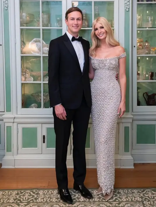 Ivanka pun didampingi suaminya yang mengenakan setelan jas hitam. Lengkap mengenakan dasi kupu-kupunya.  [@ivankatrump]