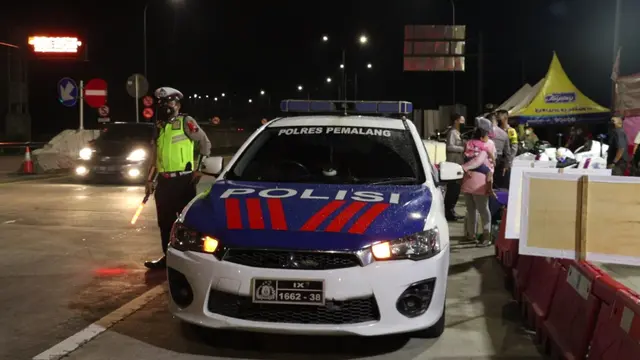 Pemudik yang membawa anak balita diantar polisi dengan mobil patroli hingga rumahnya di Ulujami, Pemalang. (Foto: Liputan6.com/Polres Pemalang)