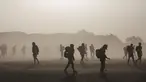 Sejumlah peserta berjalan saat terjadi badai pasir dalam kompetisi Marathon des Sables ke-33 di gurun Sahara, Maroko (13/4). Sekitar 1.000 peserta dari 50 negara ikut berkompetisi dalam Marathon des Sables ini. (AP Photo / Mosa'ab Elshamy)