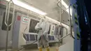 Seorang petugas kebersihan yang mengenakan alat pelindung diri (APD) melakukan disinfeksi di kereta bawah tanah di Ankara, Turki (19/11/2020). (Xinhua/Mustafa Kaya)