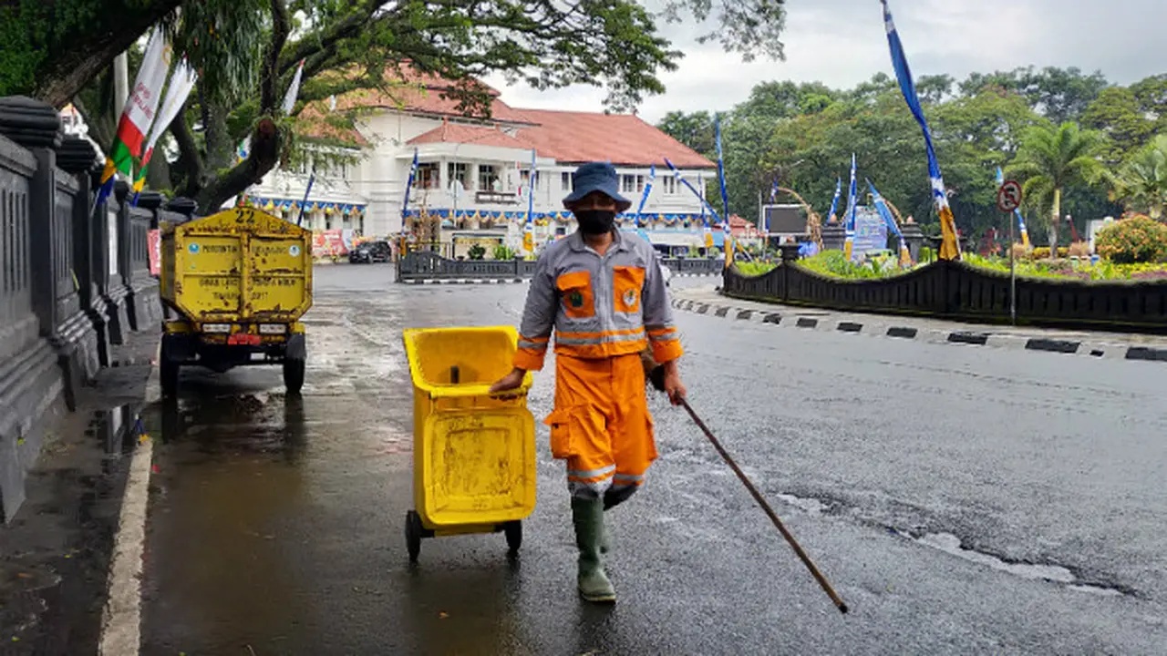 Di balik Covid-19, Jalan Sepi dan Sampah Turut Berkurang di Malang