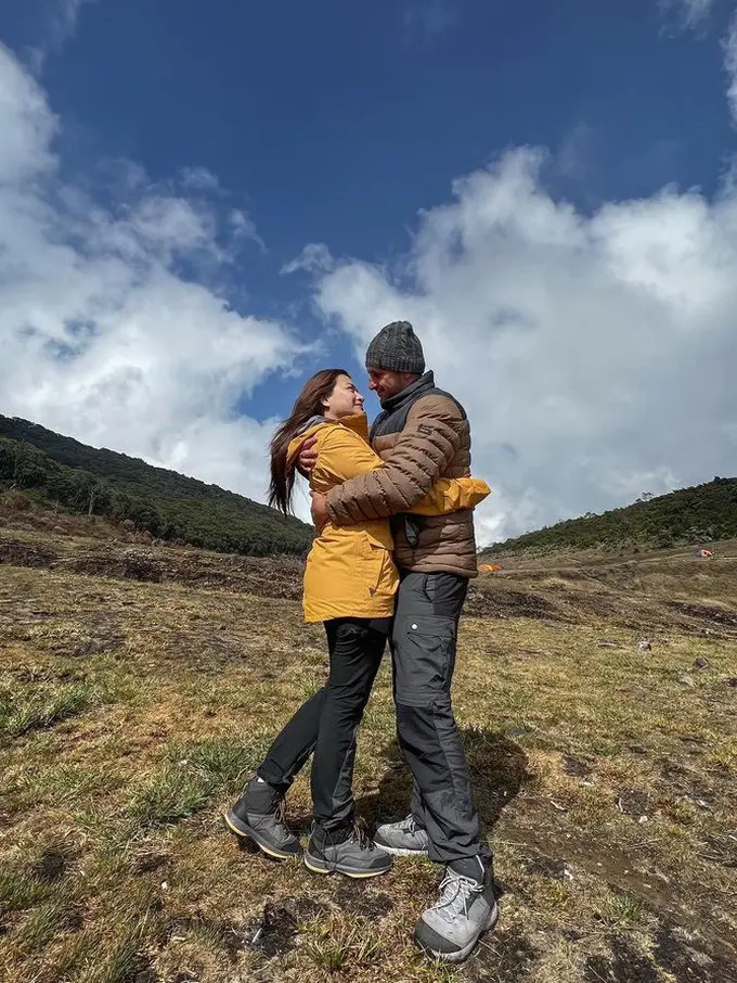 Nathalie Holscher Kenakan Jaket Gunung saat Dilamar Kekasih