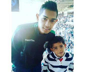 Martunis foto bersama Cristiano Ronaldo Jr. anak dari Cristiano Ronaldo saat menonton laga Real Madrid melawan Getafe di Stadion Santiago Bernabeu, Spanyol. Martunis adalah anak aceh yang diangkat anak oleh Cristiano Ronaldo. (Istimewa)