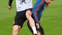 Gelandang Spanyol, Saul Niguez (kiri) berebut bola dengan dengan gelandang Sergio Canales selama sesi latihan di stadion Mestalla di Valencia (22/3). Spanyol akan bertanding melawan Norwegia pada grup F kualifikasi Euro 2020. (AFP Photo/Jose Jordan)