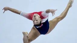 Terdapat 173 pesenam putri dari 61 negara mengikuti kualifikasi Kejuaraan Dunia Gimnastik 2025 yang dibagi dalam 10 subdivisi. Tampak dalam foto, pesenam putri Amerika Serikat, Leanne Wong tampil pada kualifikasi nomor senam lantai Kejuaraan Dunia Gimnastik 2025 di Indonesia Arena, Jakarta, Selasa (21/10/2025). (BAY ISMOYO/AFP)