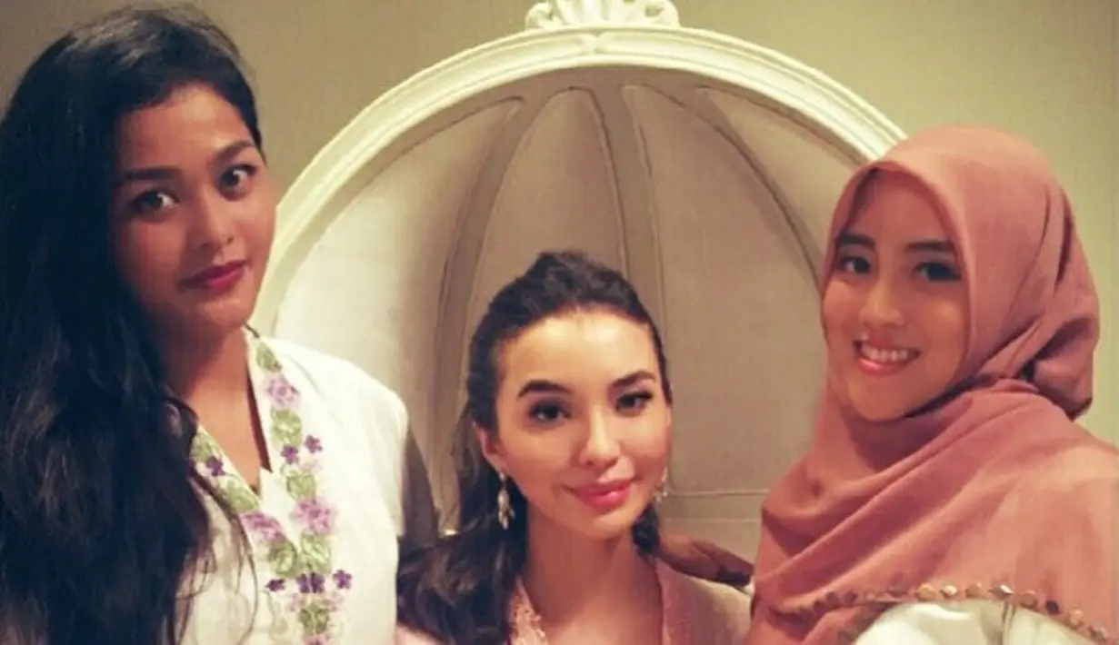 Gaya Manohara Odelia terlihat sederhana saat kenakan kebaya Kartini berwarna pink [@manodelia]