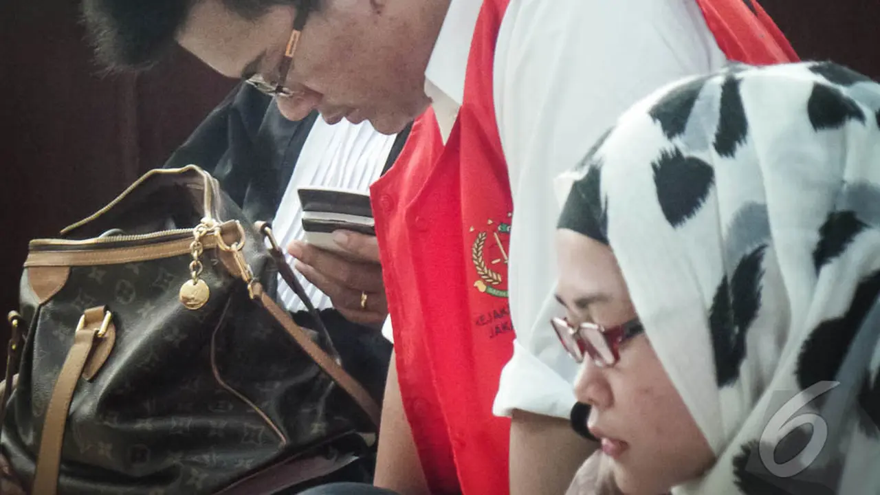 Wajah Kuyu Pembunuh Ade Sarah Saat Sidang Ditunda