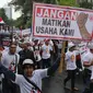 Pedagang pulsa membawa sejumlah spanduk saat menggeruduk Kantor Kementerian Komunikasi dan Informasi (Kemenkominfo), Jakarta, Senin (2/4). Mereka tergabung dalam Kesatuan Niaga Celluler Indonesia (KNCI). (Liputan6.com/Arya Manggala)