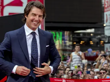 Aktor  Hollywood, Tom Cruise berpose saat acara  pemutaran perdana film " Mission Impossible : Rogue Nation”  di New York, AS, Senin (27/7/ 2015). Film ini adalah yang kelima dalam serial  Mission: Impossible. (REUTERS/Brendan McDermid)