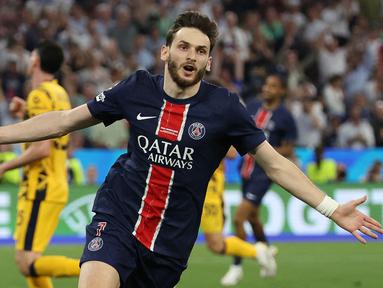 Pemain PSG, Khvicha Kvaratskhelia melakukan selebrasi setelah mencetak gol keempat timnya ke gawang Inter Milan dalam laga final Liga Champions 2024/2025 di Allianz Arena, Munchen, Jerman, Minggu (01/06/2025) dini hari WIB. (AFP/Franck Fife)