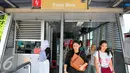 Penumpang Transjakarta berada di halte busway Pasar baru, Jakarta, Kamis (26/5/2016). Transjakarta perluasan wilayah cakupan rute hingga ke Kota Tangerang. (Liputan6.com/Yoppy Renato)