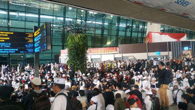 Suasana penjemputan Rizieq Shihab oleh simpatisannya di Bandara Soetta
