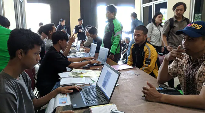 Suasana proses migrasi dan rekrutmen sopir Uber ke GrabBike di GOR Bendungan Hilir, Jakarta Pusat. Liputan6.com/Jeko. I.R