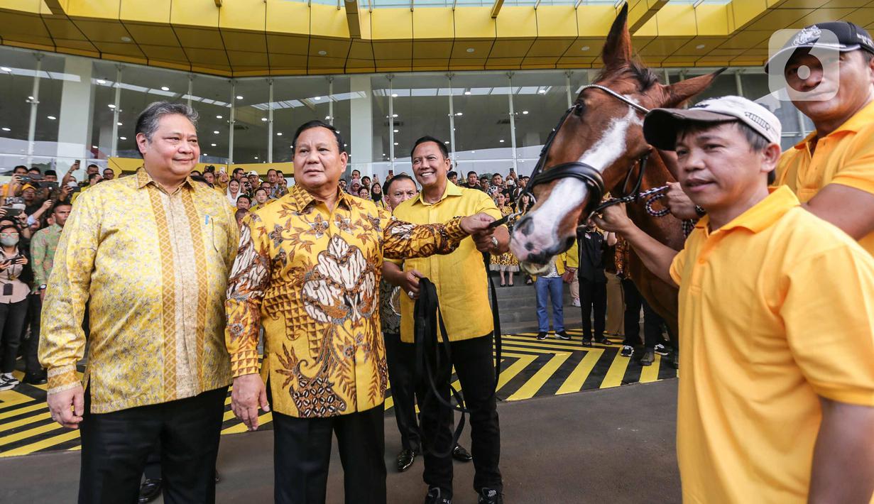 Bakal Calon Presiden yang juga Ketua Umum Partai Gerindra Prabowo Subianto (kedua kiri) didampingi Ketua Umum Partai Golkar Airlangga Hartarto memperlihatkan kuda berwarna cokelat saat menyambangi gedung DPP Partai Golkar di Jakarta, Kamis (31/8/2023). (Liputan6.com/Faizal Fanani)