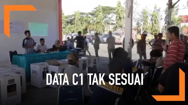 Akibat penghitungan data C1 yang tidak sesuai, sejumlah panitia pengawas melakukan protes dengan petugas PPK.