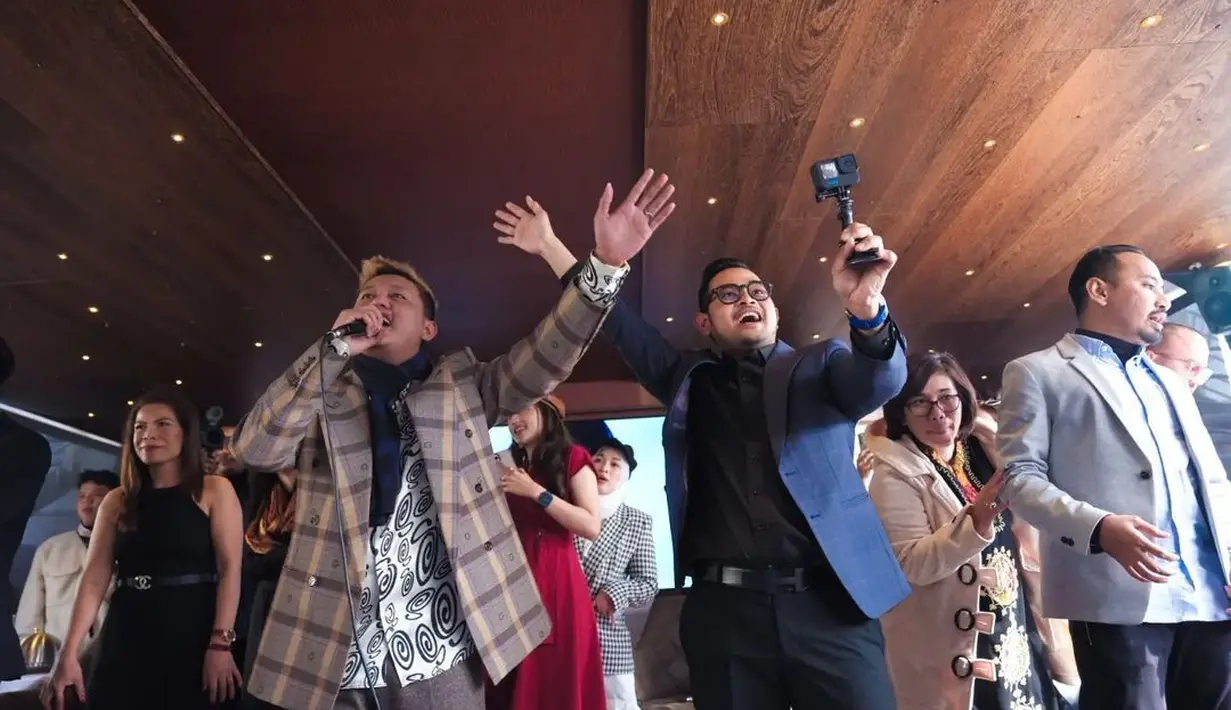 Bersama Ririe Fairus, Shandy Purnamasari, Mommy ASF, Gilang dan para undangan lainnya, mereka menikmati sensasi dangdutan di Paris. (Sumber: Instagram/denny_caknan)