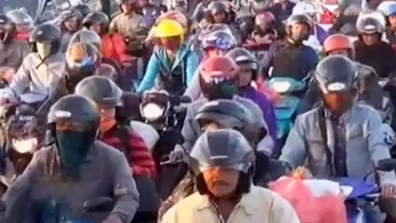 Ribuan Pemudik Bersepeda Motor Padati Jembatan Suramadu