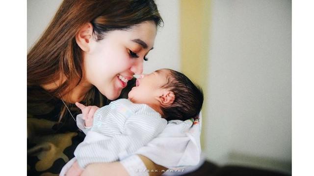 7 Potret Kebersamaan Raya Kitty dan Anak, Kompak Banget