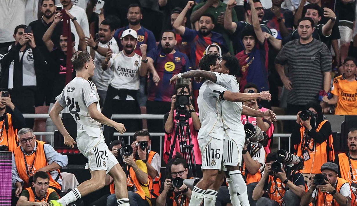 Real Madrid kembali berhasil menyamakan kedudukan, Gonzalo Garcia berhasil memanfaatkan kekacauan di area pertahanan Barcelona pada menit ke-45+7. Babak pertama ditutup dengan imbang 2-2. Tampak dalam foto, penyerang Real Madrid asal Spanyol, Gonzalo Garcia merayakan gol bersama rekan-rekan setimnya selama pertandingan final Piala Super Spanyol melawan Real Madrid di King Abdullah Sports City Stadium, Jeddah pada Minggu 11 Januari 2026 waktu setempat atau Senin 12 Januari 2026 dini hari WIB. (Fadel SENNA/AFP)