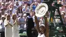 Serena Williams meraih kemenangan keenamnya di final turnamen Grand Slam Wimbledon 2015 setelah mengalahkan Garbine Muguruza, 6-4, 6-4, Sabtu (11/7/2015) malam WIB. (AP Photo/Pavel Golovkin)