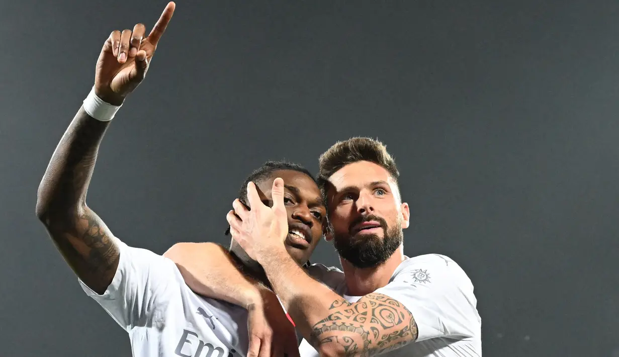 Penyerang AC Milan, Rafael Leao (kiri) melakukan selebrasi bersama Olivier Giroud setelah mencetak gol saat pertandingan sepak bola Serie A Italia melawan Fiorentina di Stadion Artemio Franchi, di Florence pada tanggal 30 Maret 2024. (Alberto PIZZOLI/AFP)