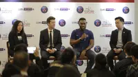 CEO RRQ, Andrian Pauline (kanan) pada launching tim PSG.RRQ bersama legenda PSG, Jay-Jay Okocha (dua dari kanan).