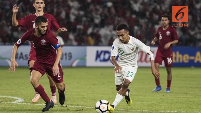 Gelandang Timnas Indonesia, Todd Rivaldo, menggiring bola saat melawan Qatar pada laga AFC U-19 Championship di SUGBK, Jakarta, Minggu (21/10). Indonesia kalah 5-6 dari Qatar. (Bola.com/Vitalis Yogi Trisna)