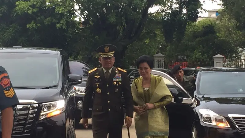 Gatot Nurmantyo menghadiri pelantikan Hadi Tjahjanto sebagai Panglima TNI