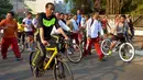 Dalam perjalanan pulang, Presiden Jokowi berganti aktivitas dengan bersepeda menuju Lapangan Monas, Jakarta, Minggu (2/11/2014). (Rumgapres/Agus Suparto)  