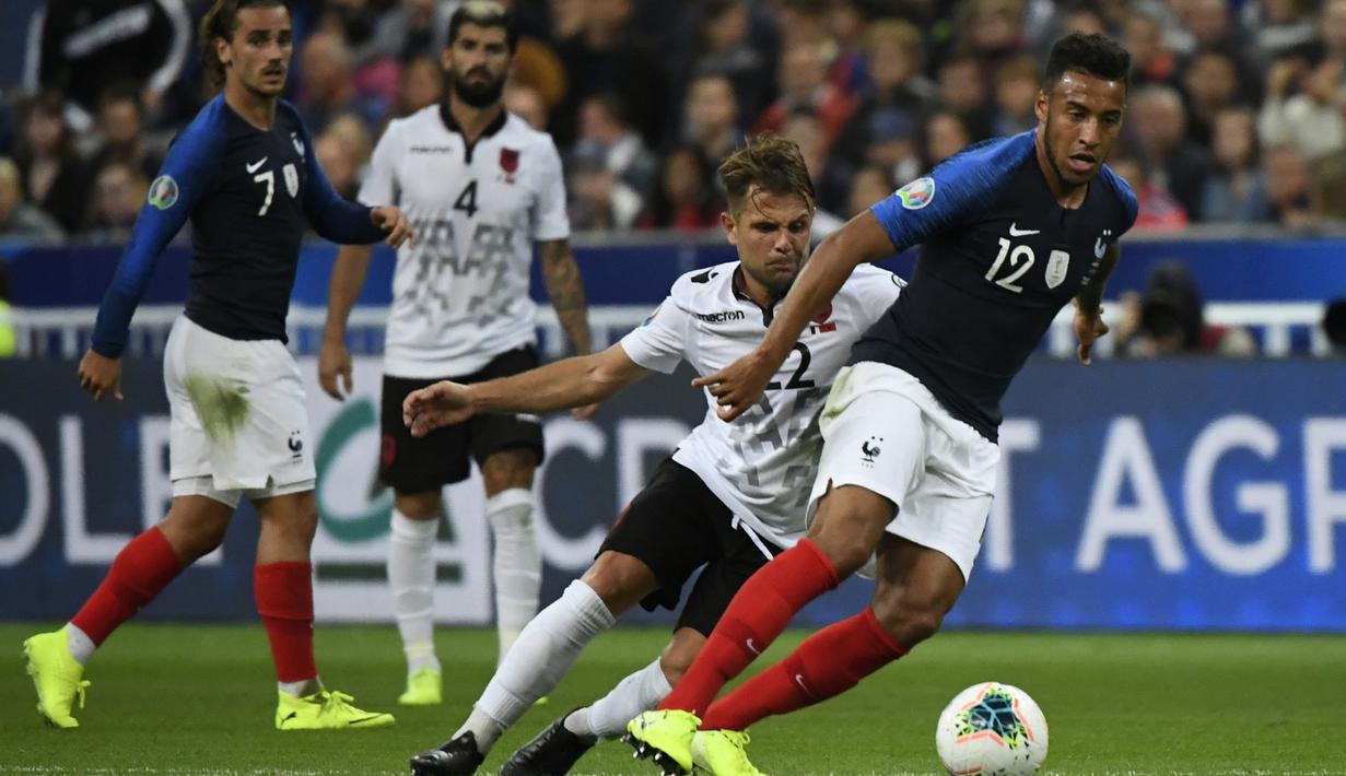 Gelandang Prancis, Corentin Tolisso, berusaha melewati gelandang Albania, Amir Abrashi, pada laga Kualifikasi Piala Eropa 2020 di Stade de France, Paris, Sabtu (7/9). Prancis menang 4-1 atas Albania. (AFP/Lionel Bonaventure)