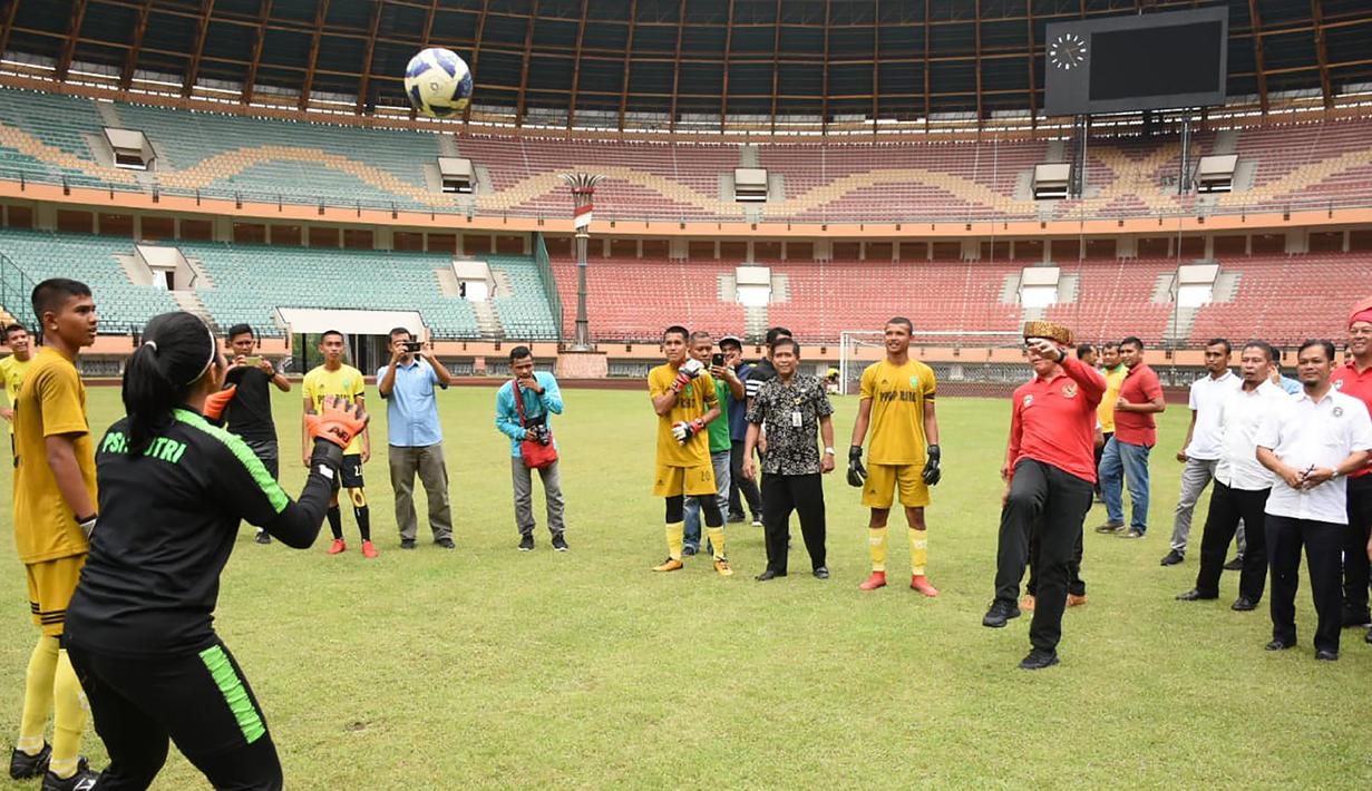Ketum PSSI, Mochamad Iriawan, menendang bola saat berkunjung ke Stadion Utama Riau, Pekanbaru, Kamis (13/2). Stadion ini menjadi satu dari sebelas stadion yang dinominasikan sebagai tuan rumah Piala Dunia U-20 2021. (Dok PSSI)