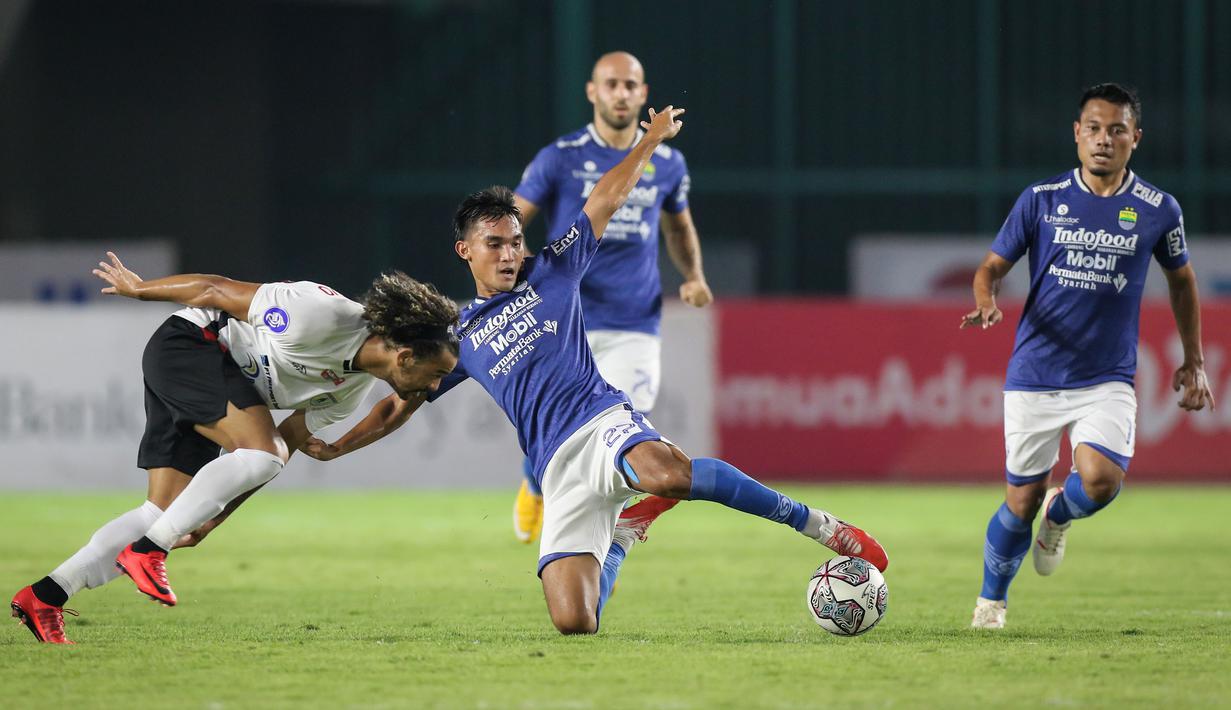 Zalnando seolah mampu menjawab kepercayaan yang diberikan sang pelatih. Diturunkan di bek sayap, pemuda asal Cimahi tersebut mampu tampil apik dengan mampu menahan gempuran dan membantu serangan Maung Bandung. Ia tercatat mampu mencetak 2 assist dari 5 laga BRI Liga 1. (Bola.com/Bagaskara Lazuardi)