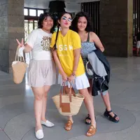 Ussy Sulistiawaty liburan bareng anak-anak (foto: instagram Ussy Pratama)