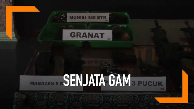 Mantan kombatan Gerakan Aceh Merdeka menyerahkan senjata kepada Tentara. TNI dan Polri menjamin keselamatan seluruh warga yang menyerahkan senjata tersebut.