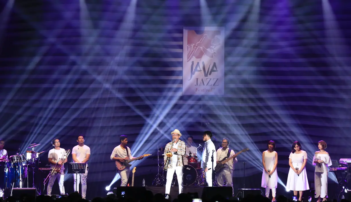 "Sampai kapanpun saya senang lagu ini. Lagu lama pernah dibawakan george michael. Di 2011 pernah di recycle sama adele. Ini lagunya sedih," kata Afgan dan menyanyikan lagu I Can’t Make You Love Me. (Adrian Putra/Bintang.com)