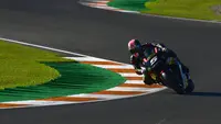 Pembalap Yamaha Tech 3, Johann Zarco akan memulai balapan MotoGP Valencia 2017 di Sirkuit Ricardo Tormo dari urutan kedua. (PIERRE-PHILIPPE MARCOU / AFP)
